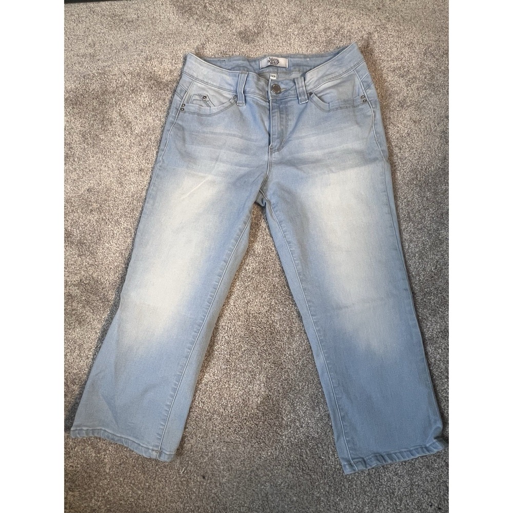 WannaBettaButt Capri Jeans Women's Size 9/29 Light Wash Stretch Denim